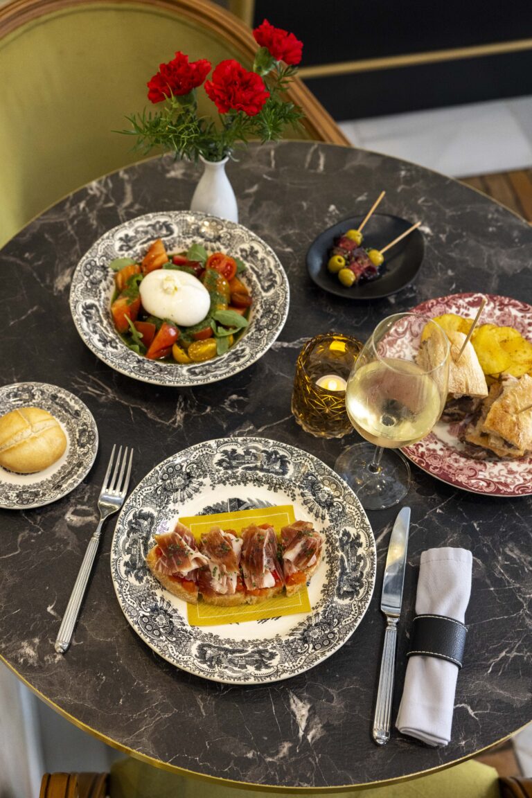 Bar 51, el Bar del hotel. Platos snacks